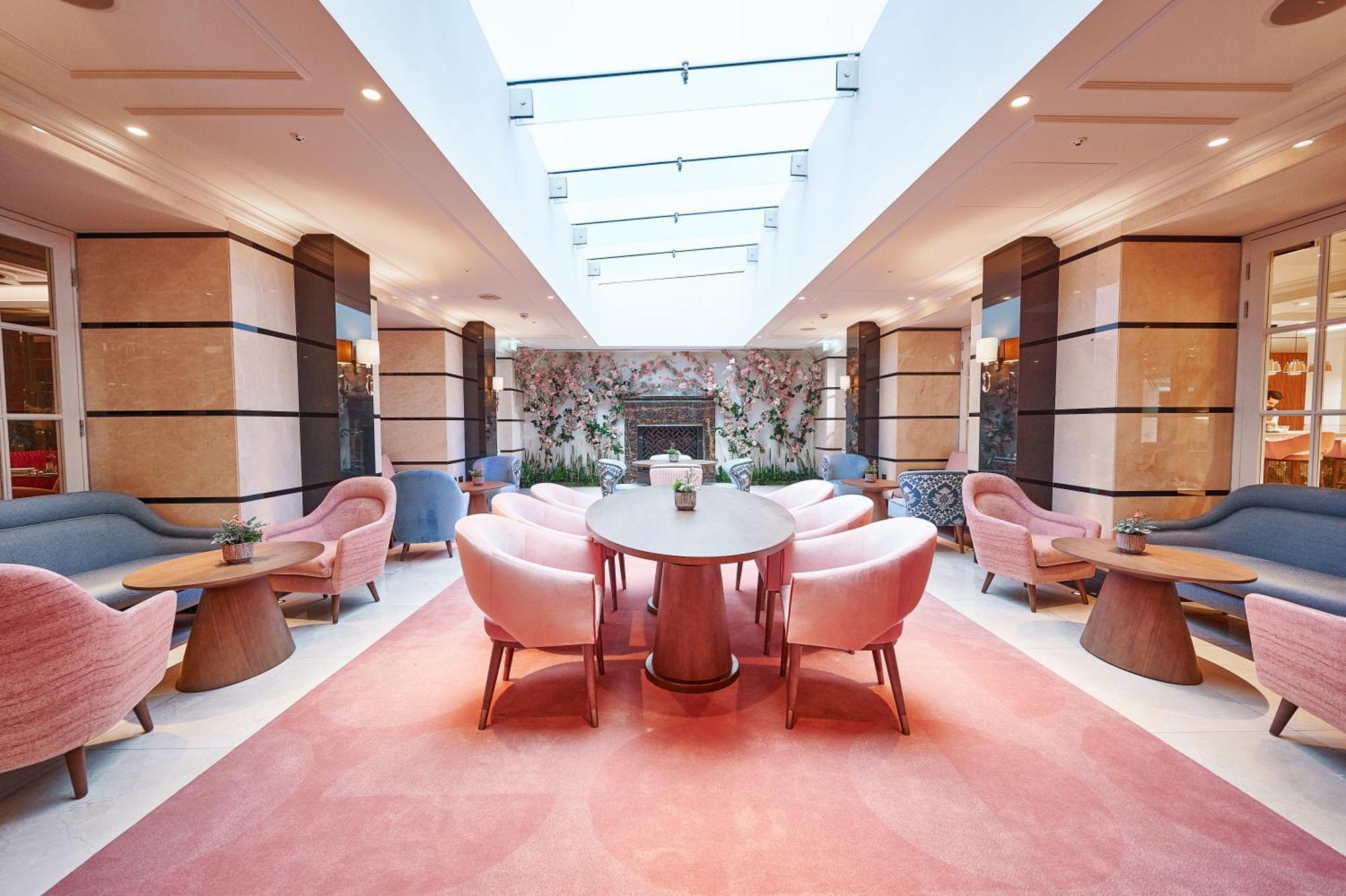 Conrad London St James Exterior photo The lounge at the airport