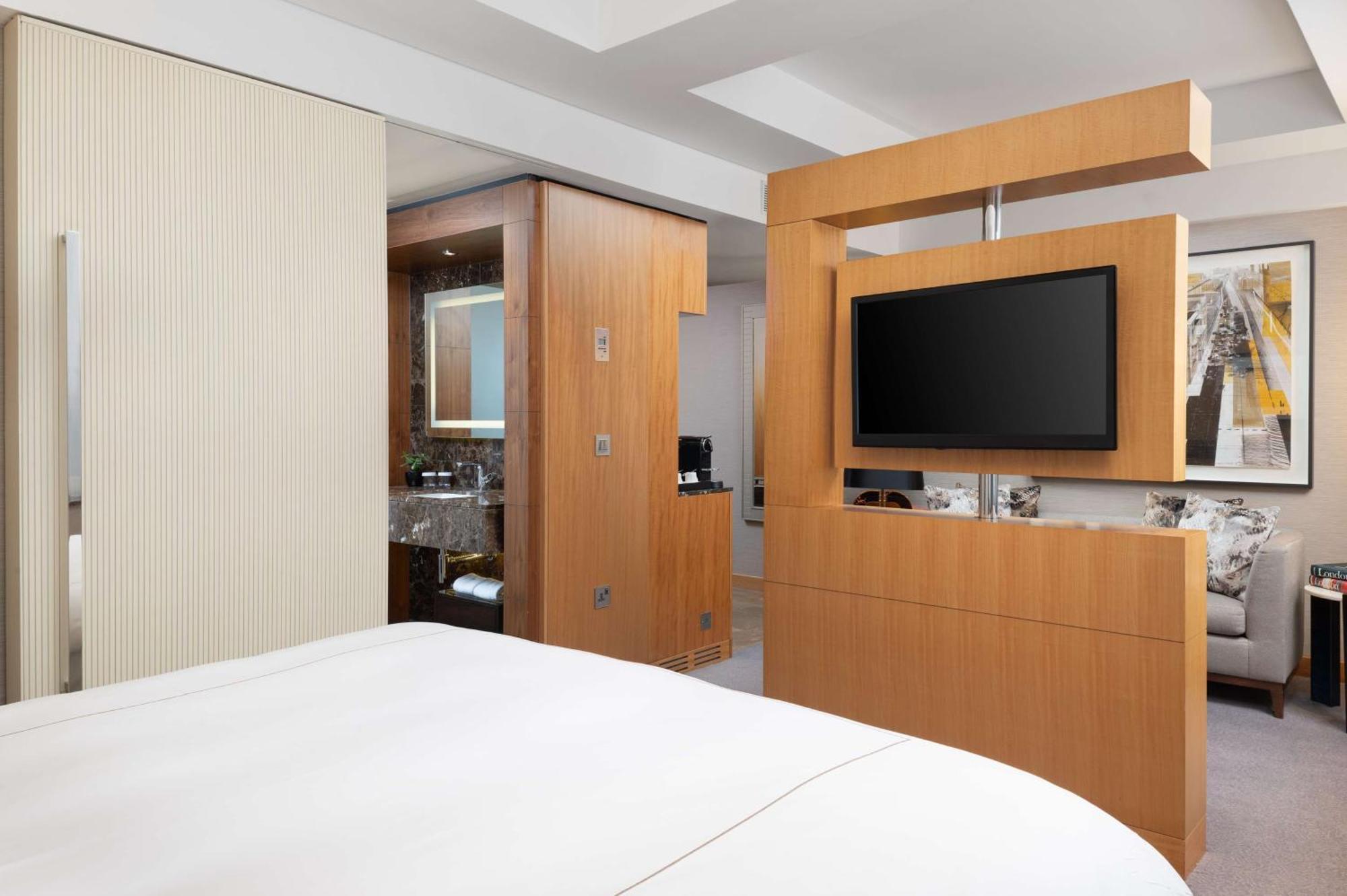 Conrad London St James Exterior photo A room at the hotel